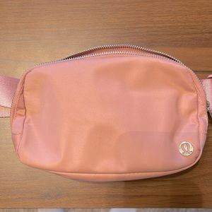 Lululemon everywhere belt bag 1L. Pink Pastel